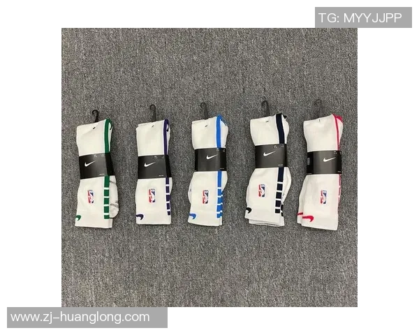 足球球星穿球袜的独特方式与风格揭秘如何影响比赛表现和个人形象